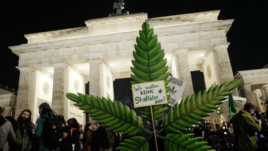 ● 大麻吸食者聚集在柏林勃兰登堡门庆祝大麻合法化
