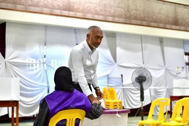 ◆4月21日，穆伊兹在马尔代夫议会选举中投票。