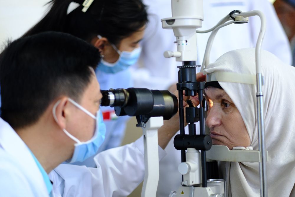 6月12日，“健康快车塔吉克斯坦光明行”活动期间，中国医生为当地白内障患者检查眼底。