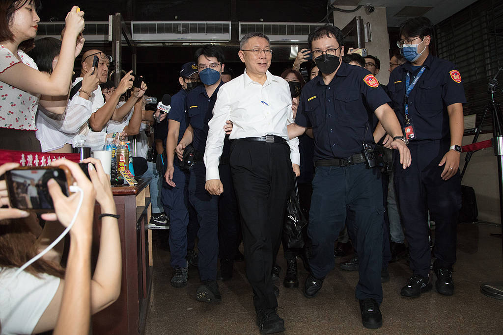 2024年8月31日，台湾台北，台湾民众党主席柯文哲被移送台当局检廉单位接受讯问。视觉中国 图