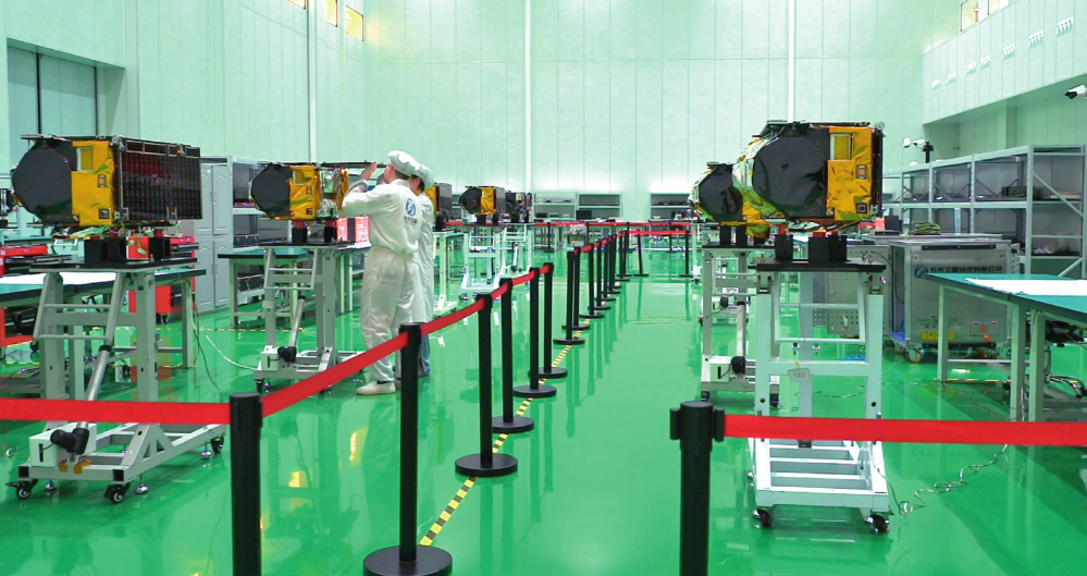 长光卫星技术股份有限公司科研人员对卫星产品进行总装测试（2024 年 1 月 10 日摄）王晓林摄 / 本刊