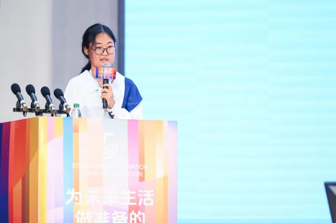 2019年的一个创新教育活动上，常沐（左）和禾禾（右）在深圳海边