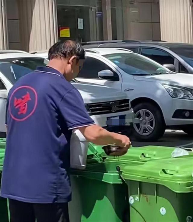 餐厅员工在垃圾桶捞泔水油（视频截图）