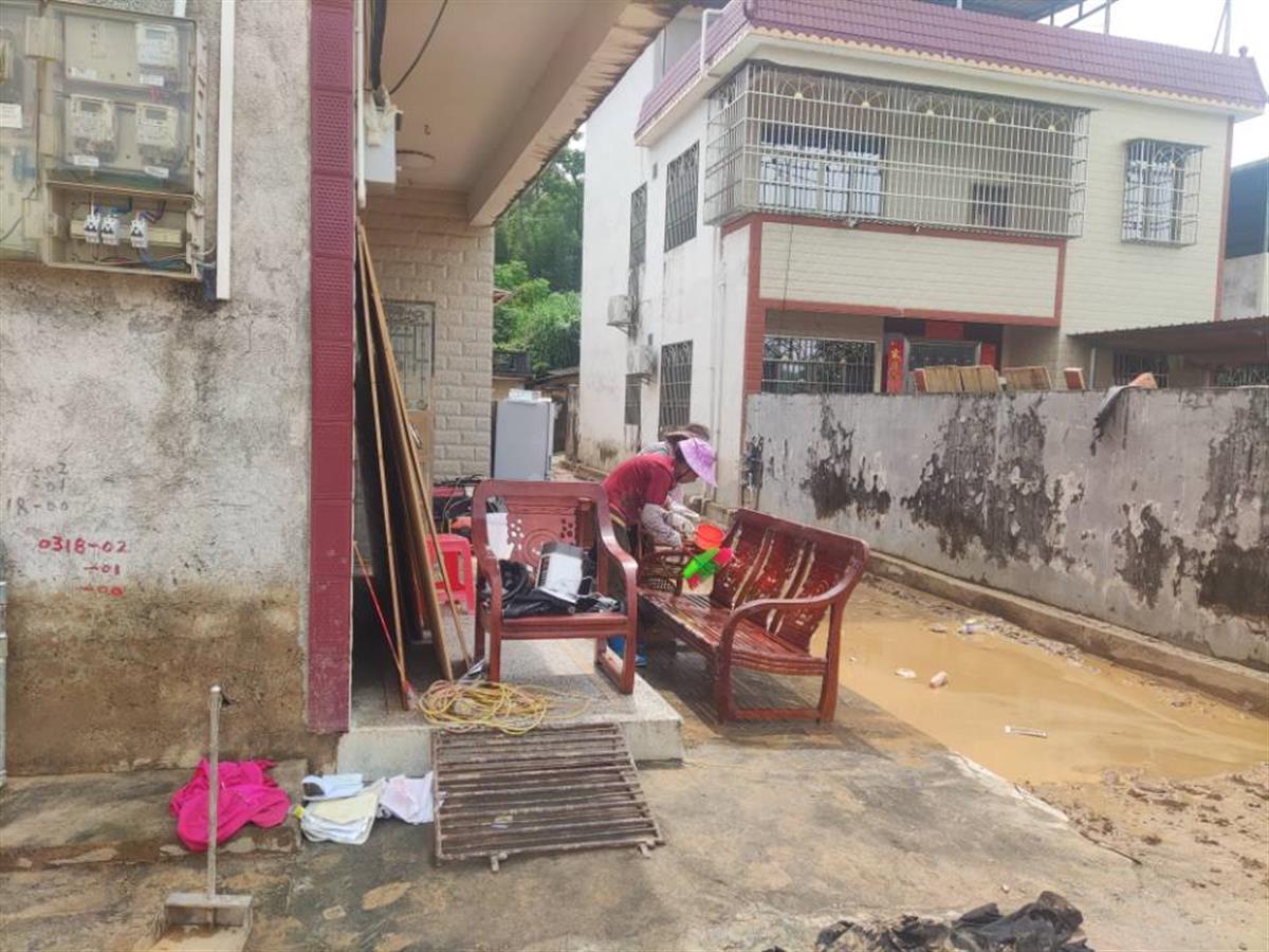 村民正在清理被水泡过的家具