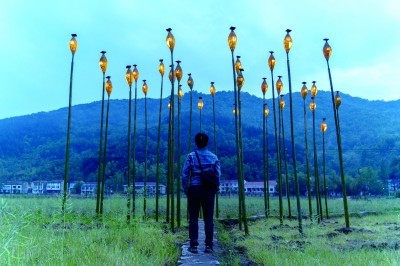艺术家鲁杨的装置作品《竹灯》，让人感受到来自乡土的诗情画意。合美术馆提供