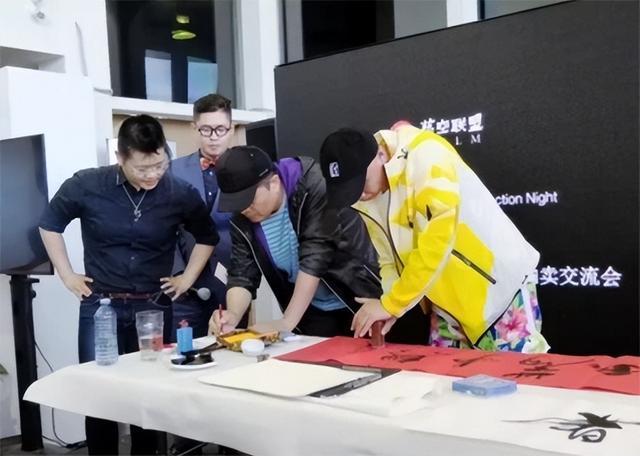 毕福剑27岁女儿毕凌罕晒素颜照,瘦了一圈显秀气,造型越来越淑女 毕福剑27岁女儿毕凌罕晒素颜照,瘦了一圈显秀气,造型越来越淑女