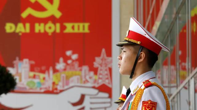 2021年1月26日，越南河内，一名士兵在越共第十三次全国代表大会举办地国家会议中心站岗。