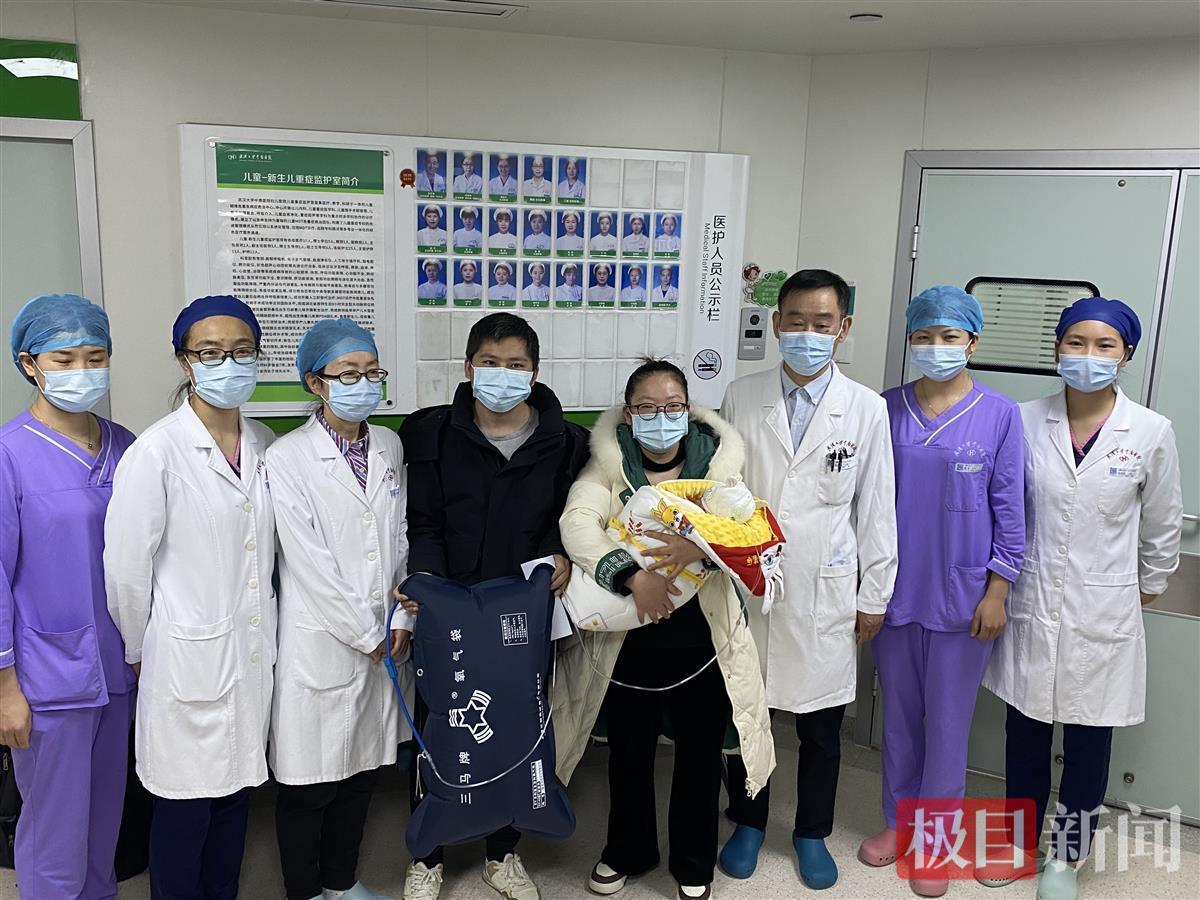何女士一家抱着二宝康康,出院前与医护合影