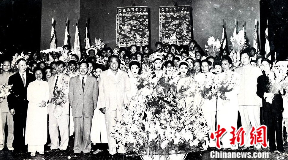 1960年，越南代表团访演上海，中国领导人和梅兰芳(左二)与代表团合影留念。越南河内电影和戏剧大学电影和戏剧研究所图书馆 供图