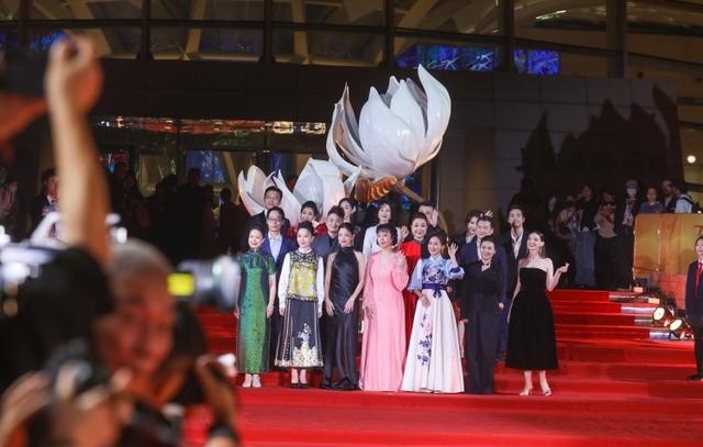 图说│第32届白玉兰戏剧表演艺术奖揭晓：红毯星光璀璨