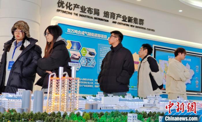 台胞青年参观新疆天业集团。史玉江 摄