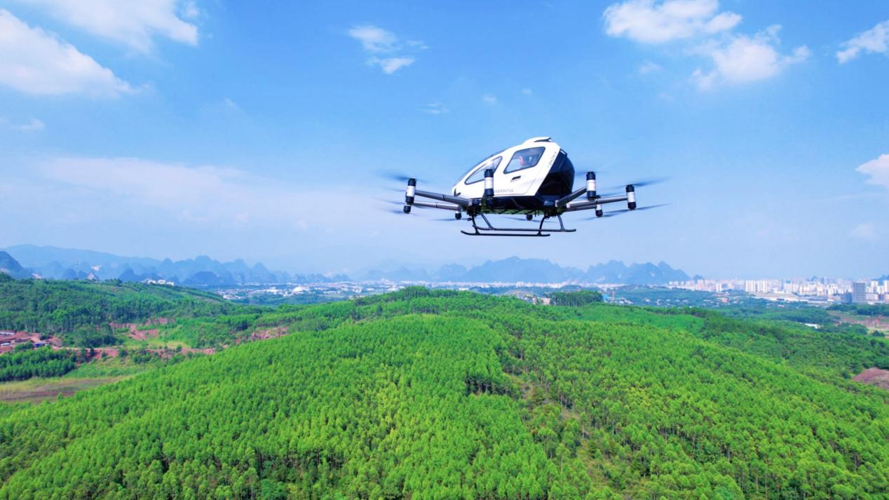 亿航智能EH216-S无人驾驶航空器在进行飞行测试（央广网发 广州市委宣传部供图）