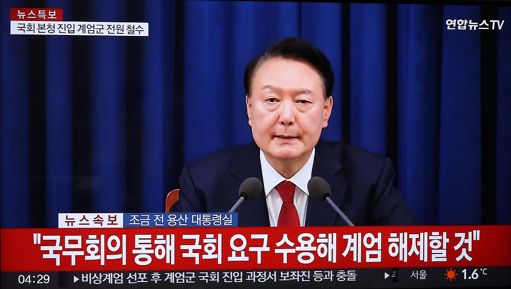 当地时间2024年12月4日，韩国首尔，韩国总统尹锡悦在龙山总统府通过电视直播宣布，已经撤回戒严部队，将马上通过召开国务会议解除戒严令。视觉中国 图