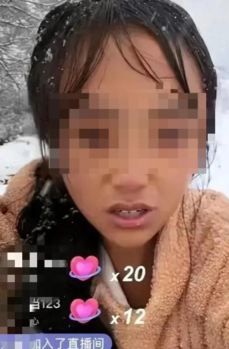 ▲网红“凉山孟阳”在冰雪天气直播带货