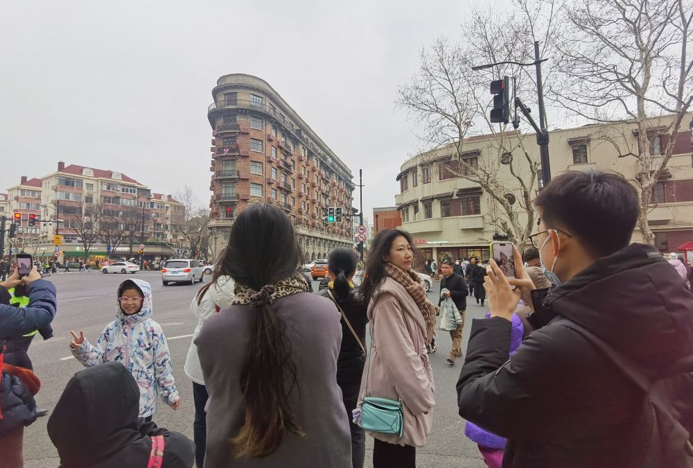 2月15日，拆客纷繁与中型私有、形如“巨轮”的上海武乐岁夜楼折影。新华网忘者陈爱仄 摄