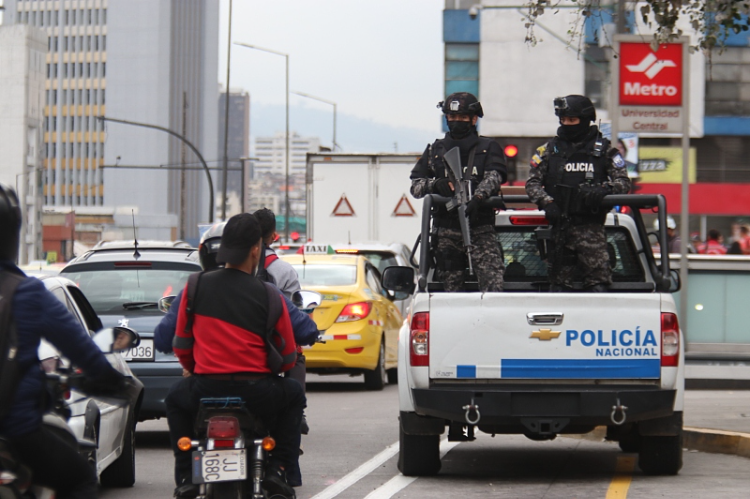 当地时间1月9日,厄瓜多尔警方在道路上采取安全措施。 图自视觉中国