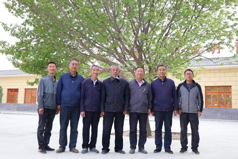 八步沙三代治沙人在八步沙林场合影（2023年5月6日）　新华社记者　马希平　摄