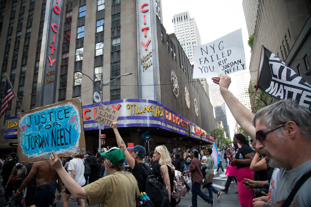 美国纽约市的无家可归黑人男子乔丹·尼利2023年5月1日在地铁遭白人男子丹尼尔·潘尼扼喉身亡，当地警方对潘尼进行问询后于当天将其释放，引发纽约民众持续抗议。图为同年5月6日在纽约拍摄的抗议现场。新华社发（郭克摄）