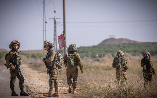 2023年10月20日，以色列国防军下属“耶胡达胜利营”的士兵在以色列和加沙边界附近巡逻 图源：《以色列时报》