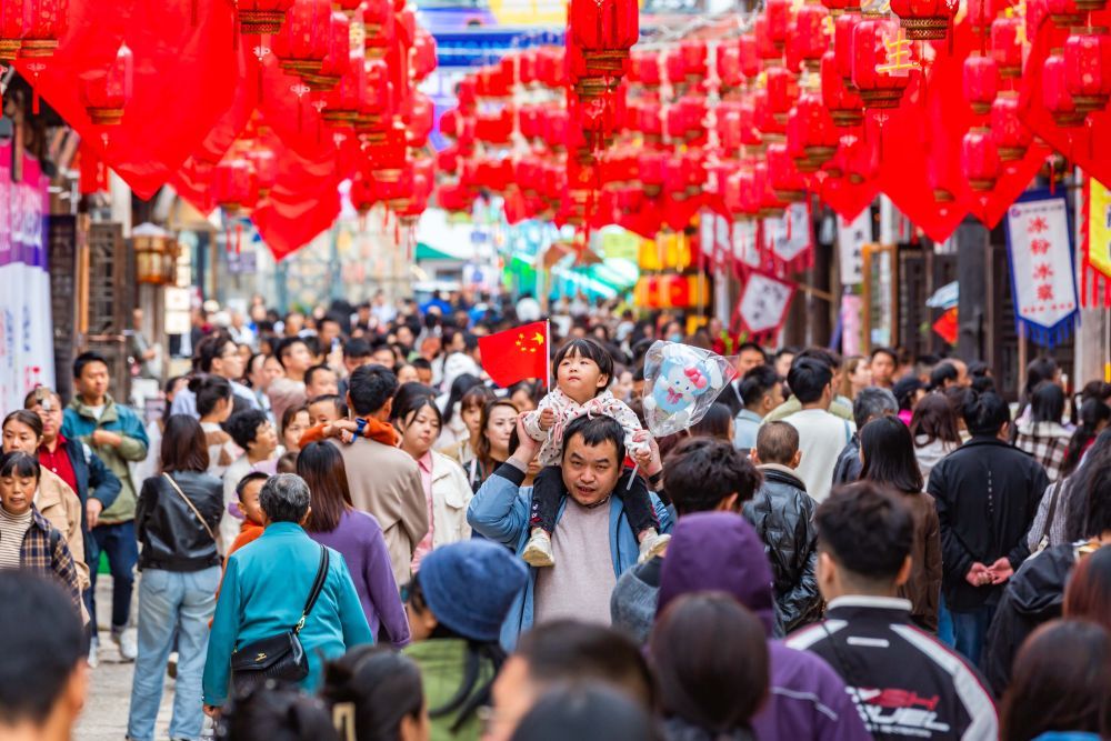 游客在贵州省安顺市西秀区安顺古城历史文化街区游玩（2024年10月2日摄）。新华社发（陈熙摄）