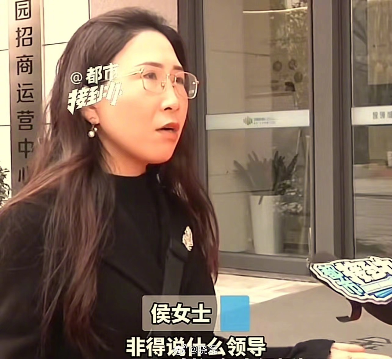 女子买房刚交完定金，就被逼着换房，理由是“有领导看上这套房，要以领导为重”