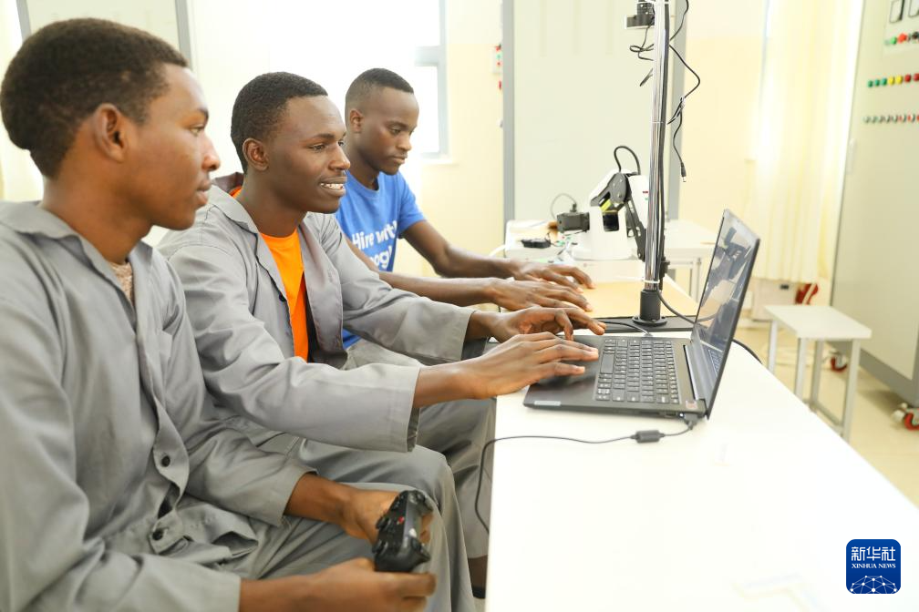 4月15日，在卢旺达北方省穆桑泽职业技术学院，学生通过电脑练习操作机械臂。新华社记者 吉莉 摄