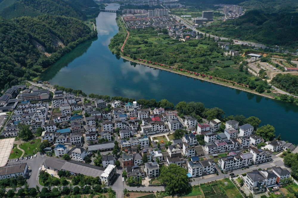 在浙江省衢州市开化县拍摄的钱塘江源头河——马金溪沿岸金星村。当地最大限度地保留流域滩地滩林，将“固堤+绿岸+慢道”结合建设，带动乡村旅游和民宿经济大力发展（2023年8月2日摄，无人机照片）。新华社记者 黄宗治 摄