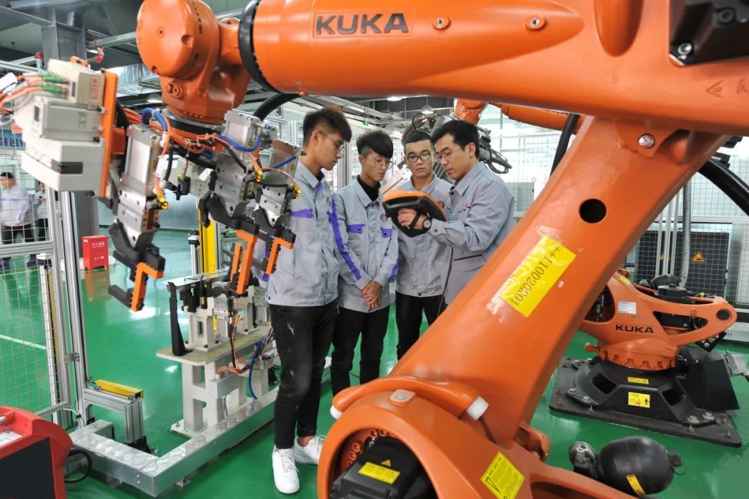 长春汽车职业技术大学学生在工业机器人技术中心参加实训。