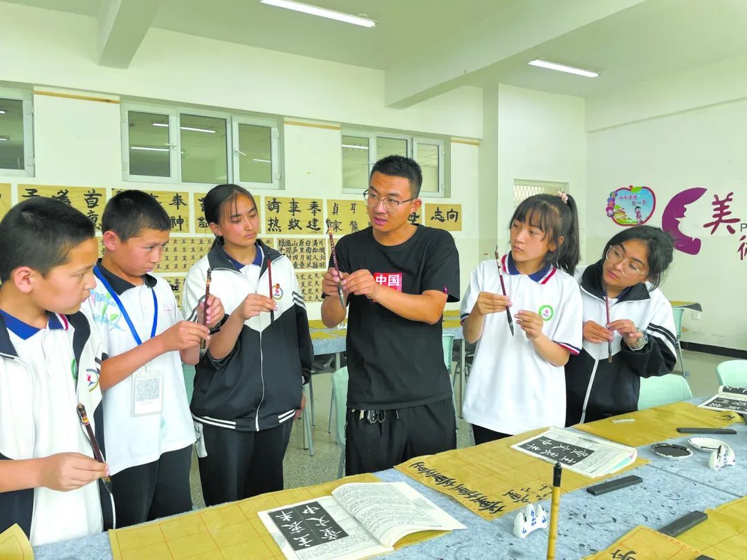 新疆生产建设兵团书法教师在为学生上书法课。