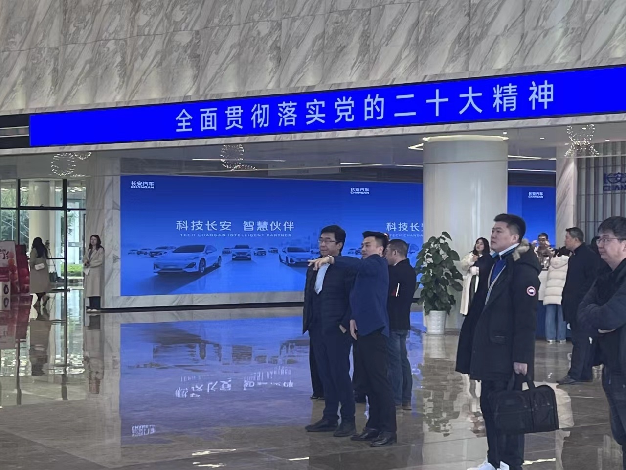 据知情人士透露，长安汽车正在与高合接触，或洽谈收购事宜。有高合汽车内