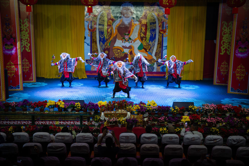 6月24日，游客在国家级非物质文化遗产雅砻扎西雪巴藏戏传习基地观看藏戏表演。新华网 旦增努布 摄