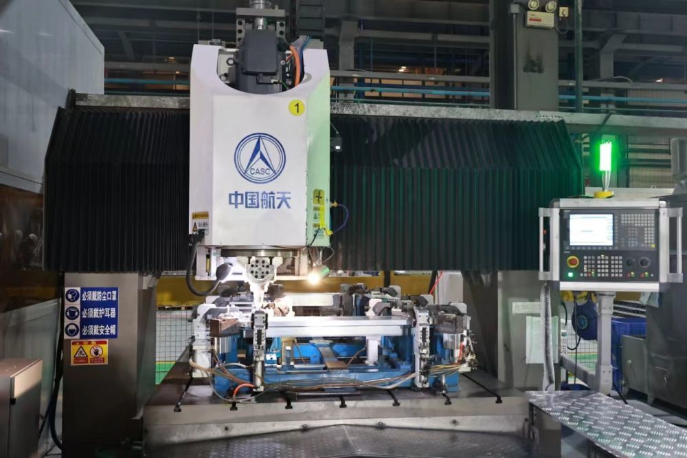 广西天恒汽车部件制造股份有限公司的生产车间里，自动化机械臂正在灵活作业。（受访者供图）