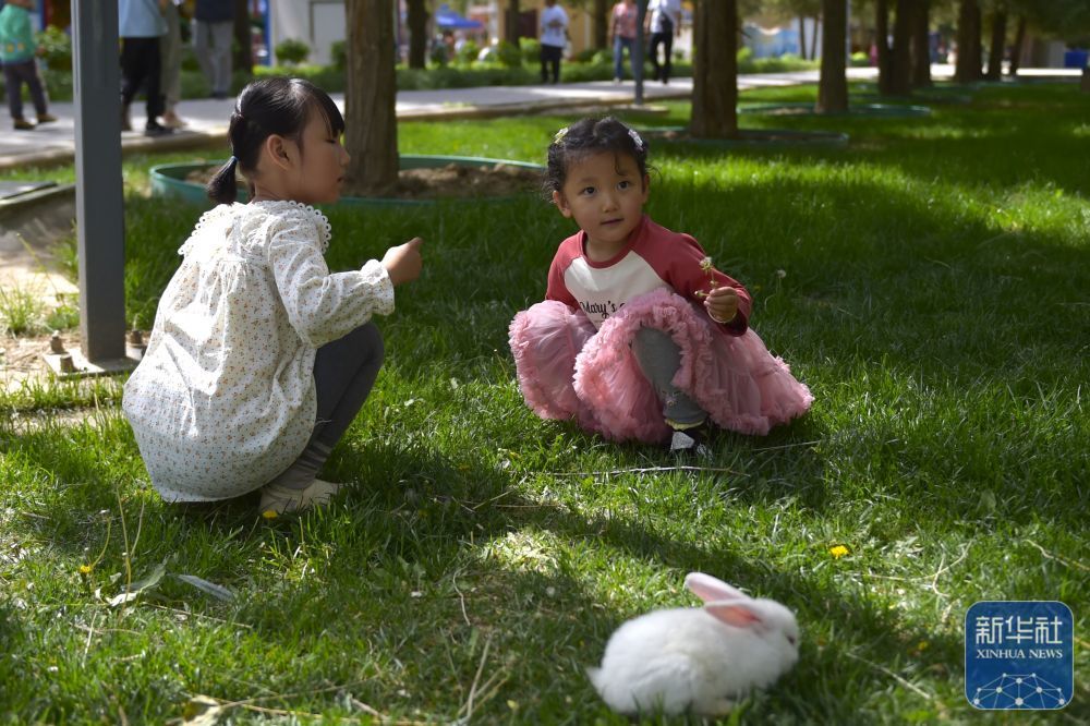 4月27日，小朋友在宁夏银川中山公园玩耍。新华社记者 毛竹 摄