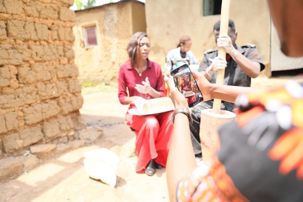 在卢旺达南方省卡莫尼地区，卢旺达青年歌手团队成员“鑫鑫”（左一）、“小助理”（左二）、“保安”一起拍摄视频。新华社发（黄万晴摄）