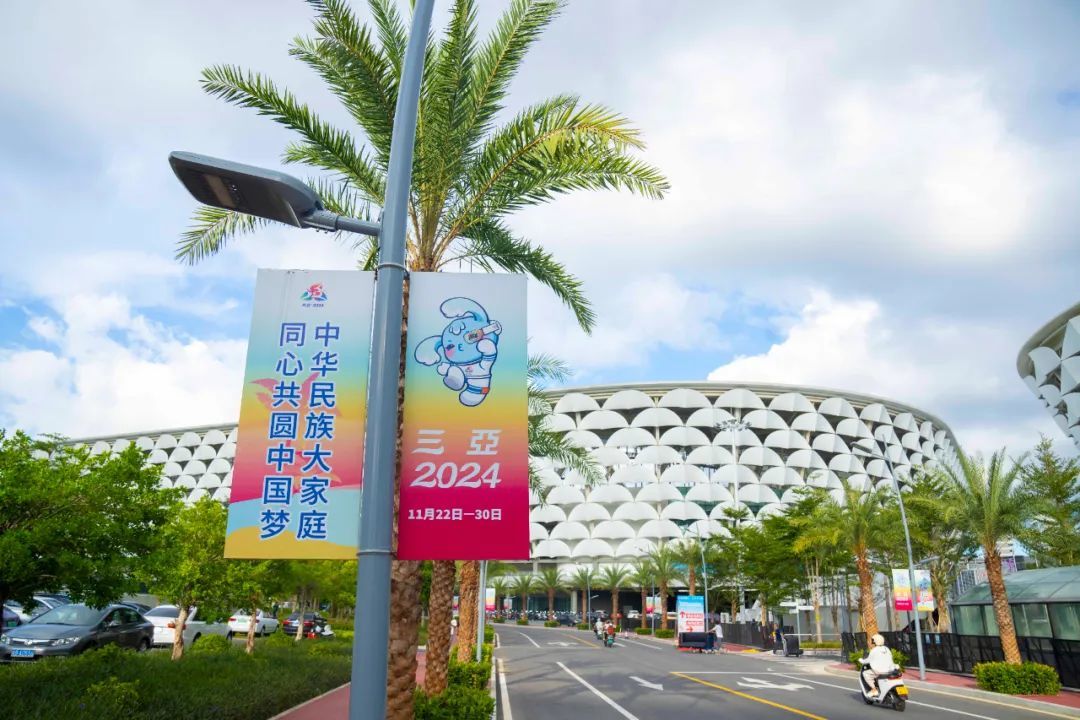 近日，在三亚国际体育产业园白鹭体育场周边道路两旁，已装饰道旗，迎接盛会。海南日报全媒体记者 王程龙 摄