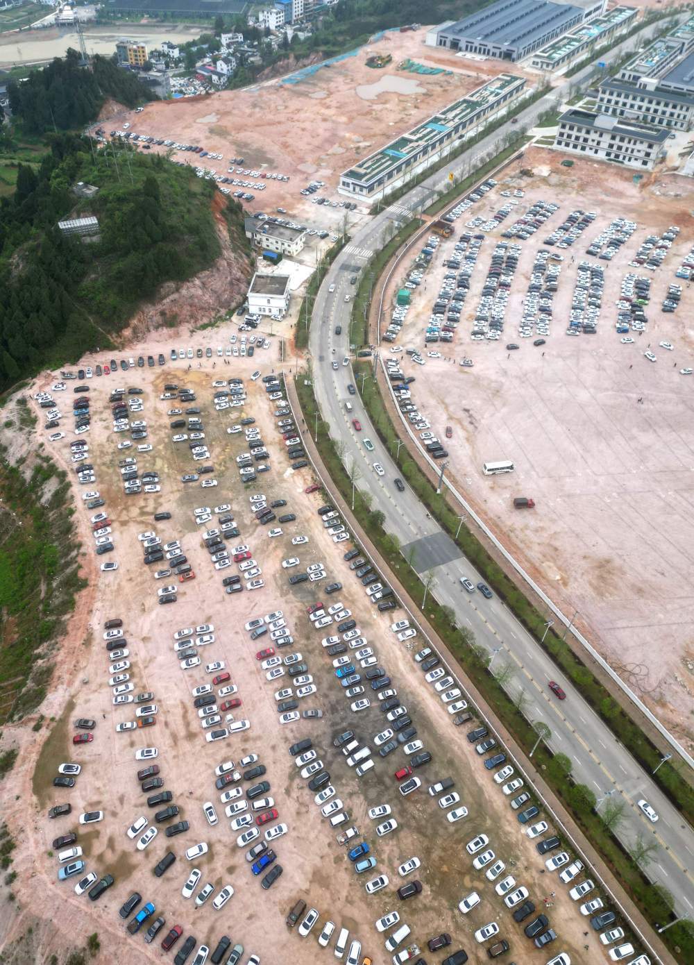 5月1日，游客车辆在贵州省黔东南苗族侗族自治州台江县台盘村停车（无人机照片）。为了满足外地游客观看“村BA”的需求，当地利用闲置空地规划设置免费临时停车场，增加车位7000余个，供游客免费停车。新华社发（余天英 摄）