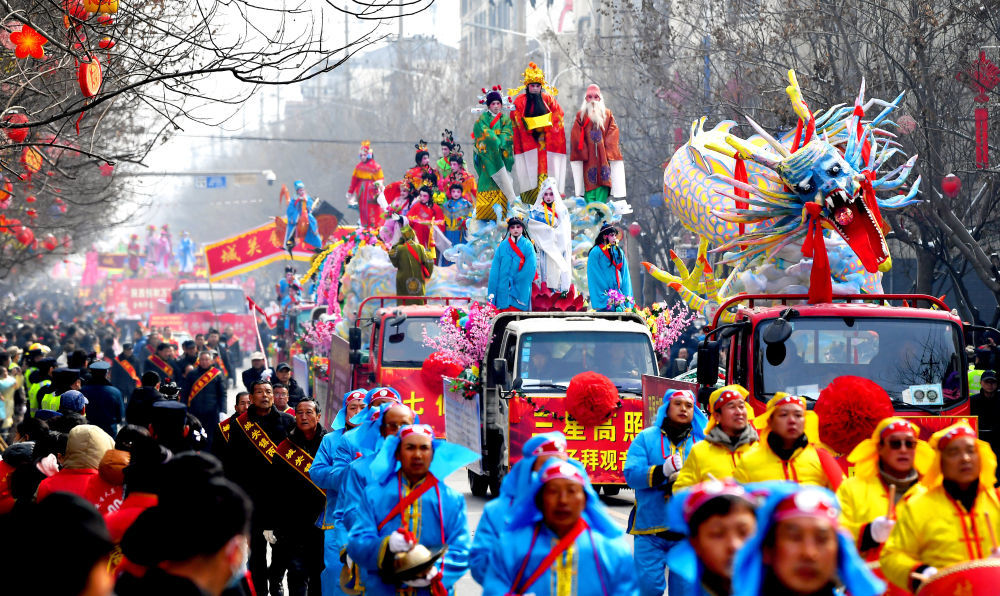 2月24日，陕西省宝鸡市陇县元宵节社火巡游活动上，群众在观看车社火。 新华社记者 刘潇 摄