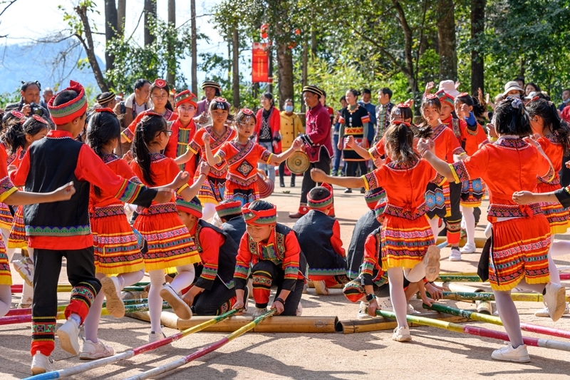 图为腾冲市清水镇民族联谊完全小学学生在司莫拉村石榴籽广场上跳起舞蹈《佤山欢歌》。腾冲市委宣传部供图