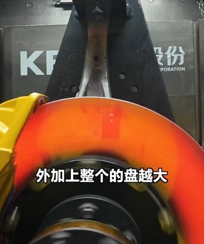 毁灭测试小米SU7 Ultra碳陶刹车盘:全盘都磨红了 就是用不坏
