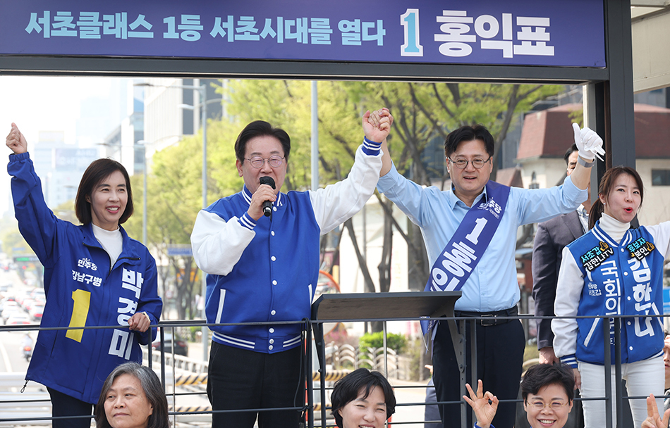 当地时间2024年4月7日,韩国首尔瑞草区,第22届韩国国会议员选举正式投票将于10日进行,最大在野党共同民主党党首李在明参与竞选宣传活动。 澎湃影像 图