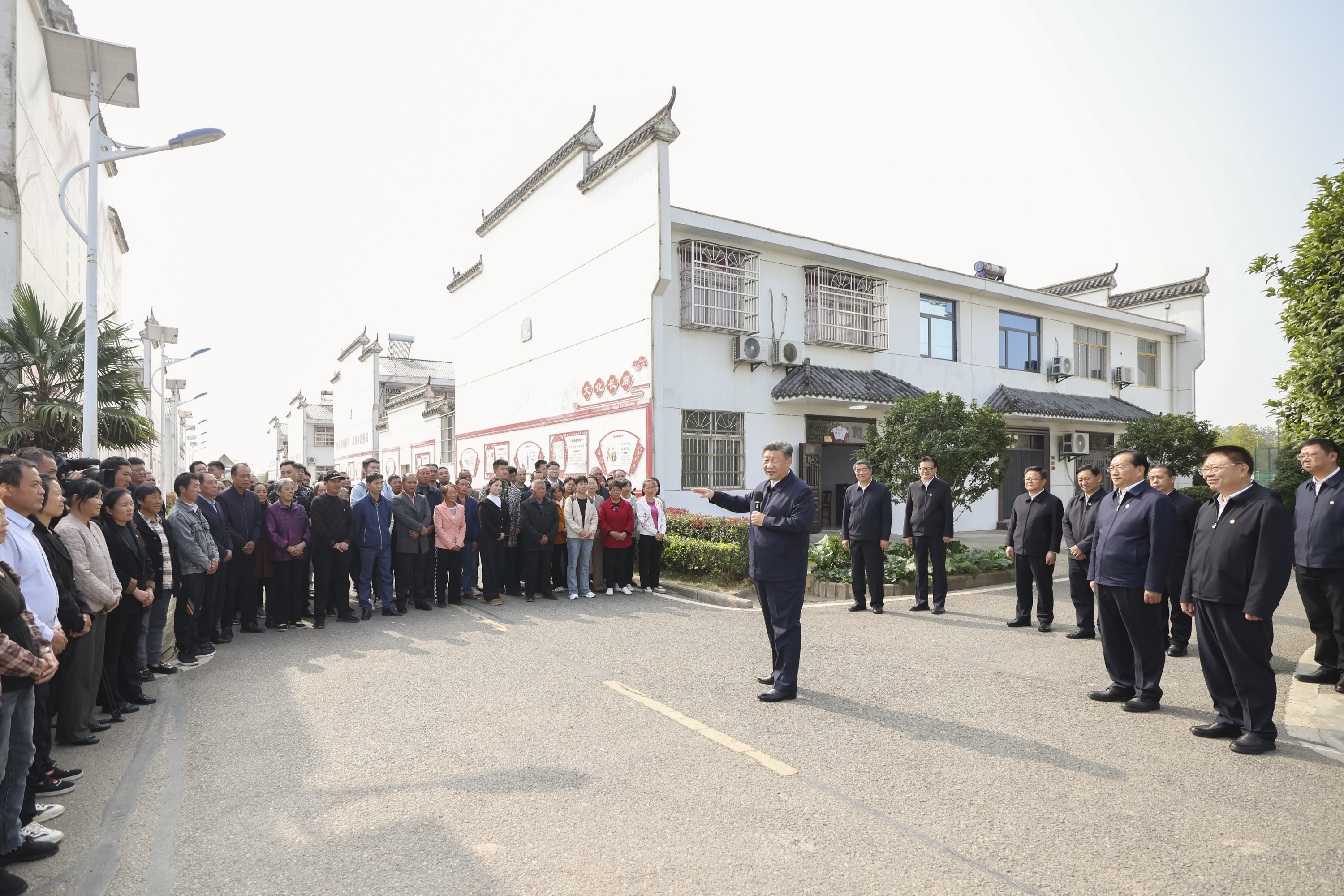 这是5日上午,习近平在咸宁市嘉鱼县潘家湾镇四邑村考察时,同村民们亲切交流。