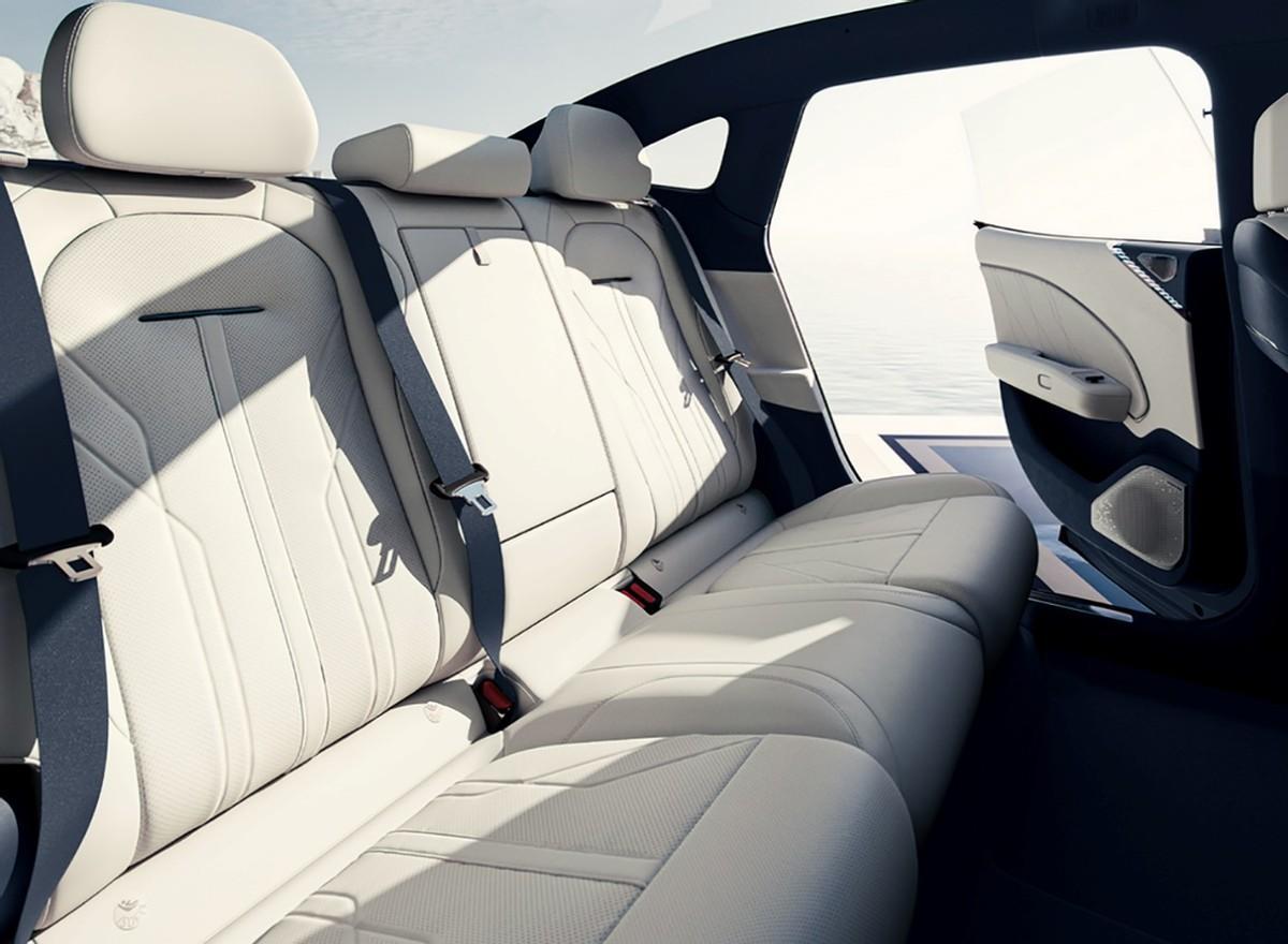 现在纯电轿车都这么卷了? 银河E8还不到20万 比星纪元ES划算