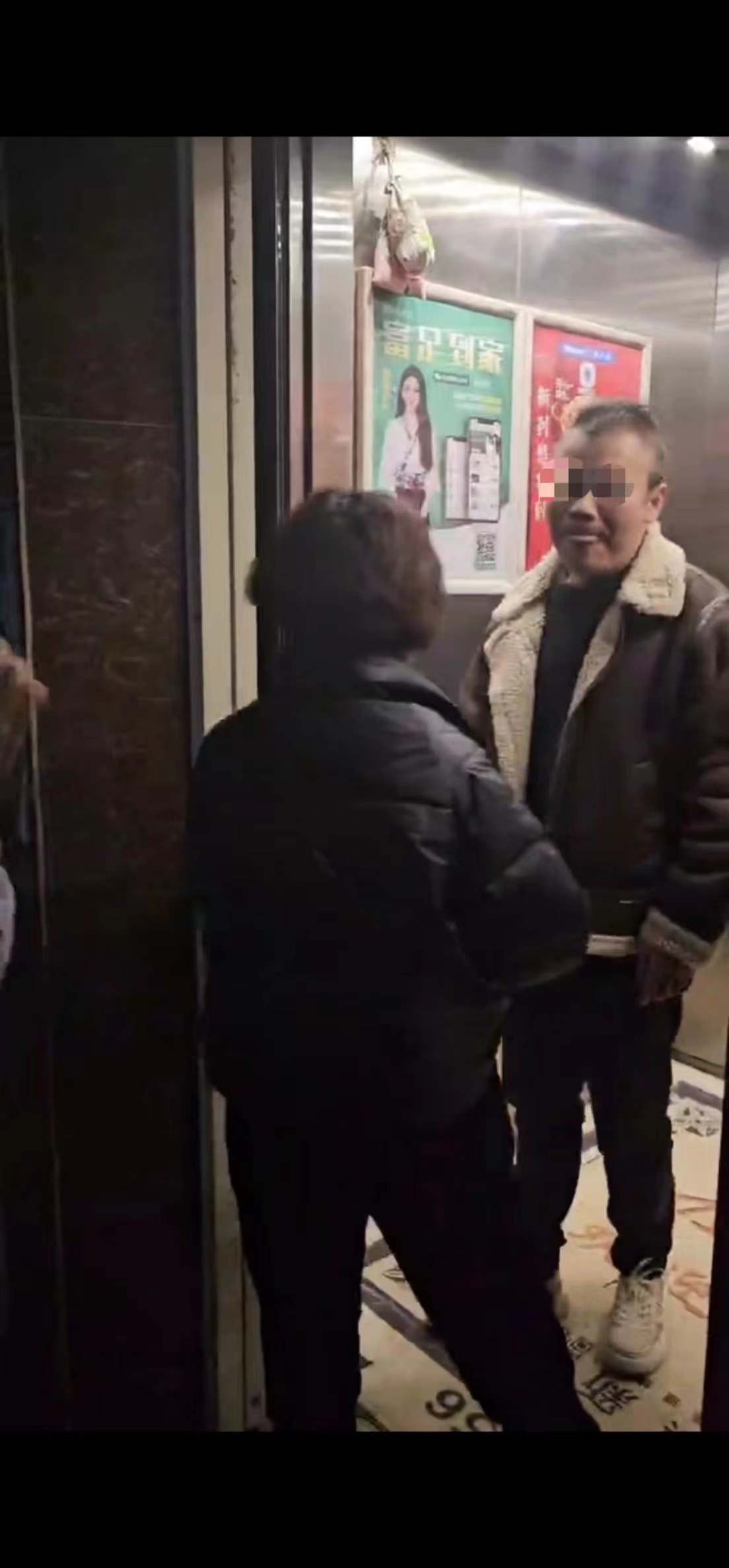 2024年案发前日，欧阳某被小区业主堵在电梯里要求去银行查账。来源：视频截图