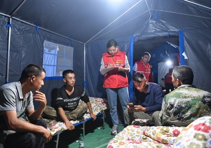 8月3日,姑咱镇干部在郎鼓小区安置点内登记受灾群众信息。新华社记者 刘坤 摄