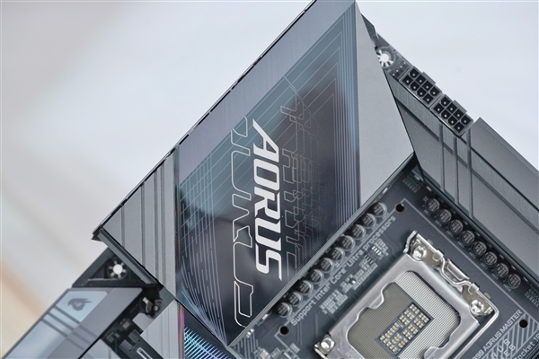 撑捏9500+内存！技嘉Z890 AORUS MASTER超等雕主板图赏