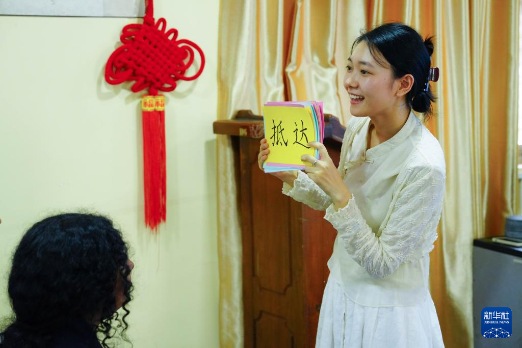 9月4日，在位于斯里兰卡中央山脉南麓的萨伯勒格穆沃大学，中国教师夏子涵正在为孔子课堂汉语专业的学生授课。新华社记者 伍岳 摄