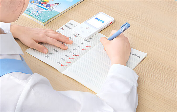 399元 网易有道发布听力宝E6:支持AI口语听读