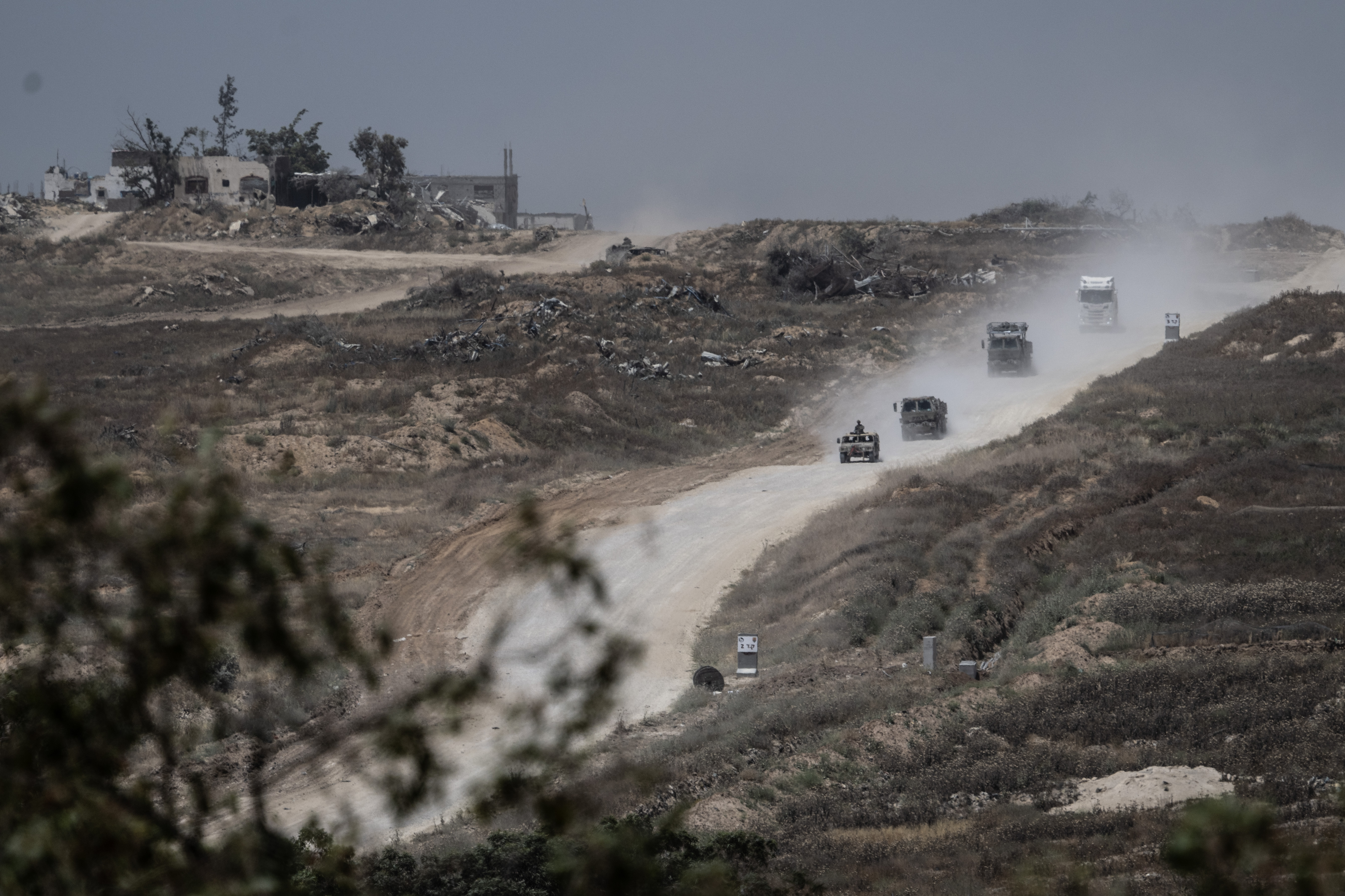4月24日，以色列， 巴以冲突持续，以色列在加沙边境附近部署士兵、坦克、军用飞机和装甲车 图片来源：澎湃影像