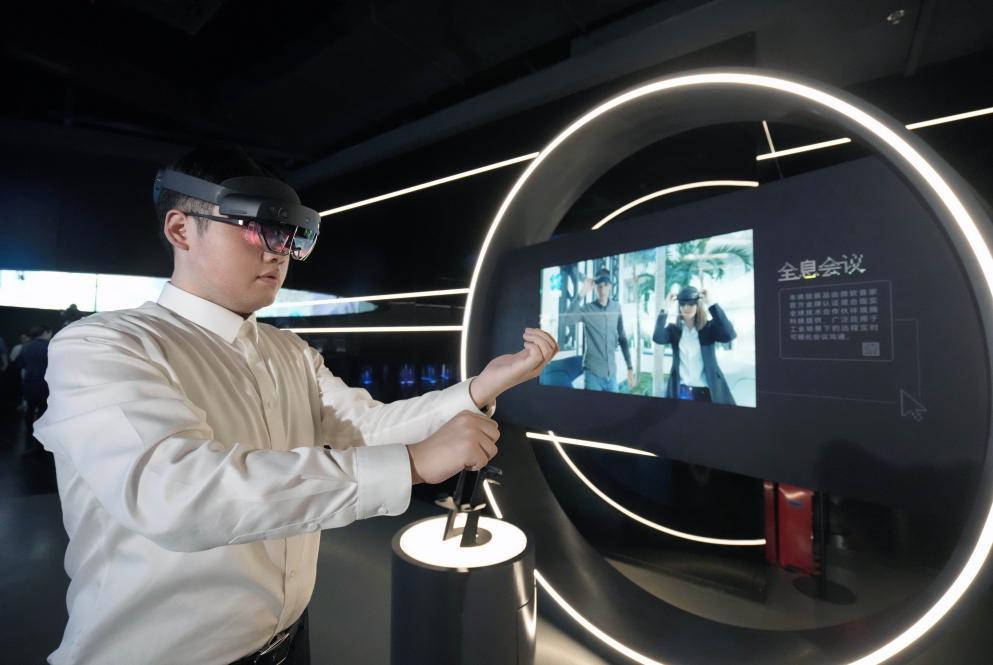一名工作人员在演示全息会议应用场景