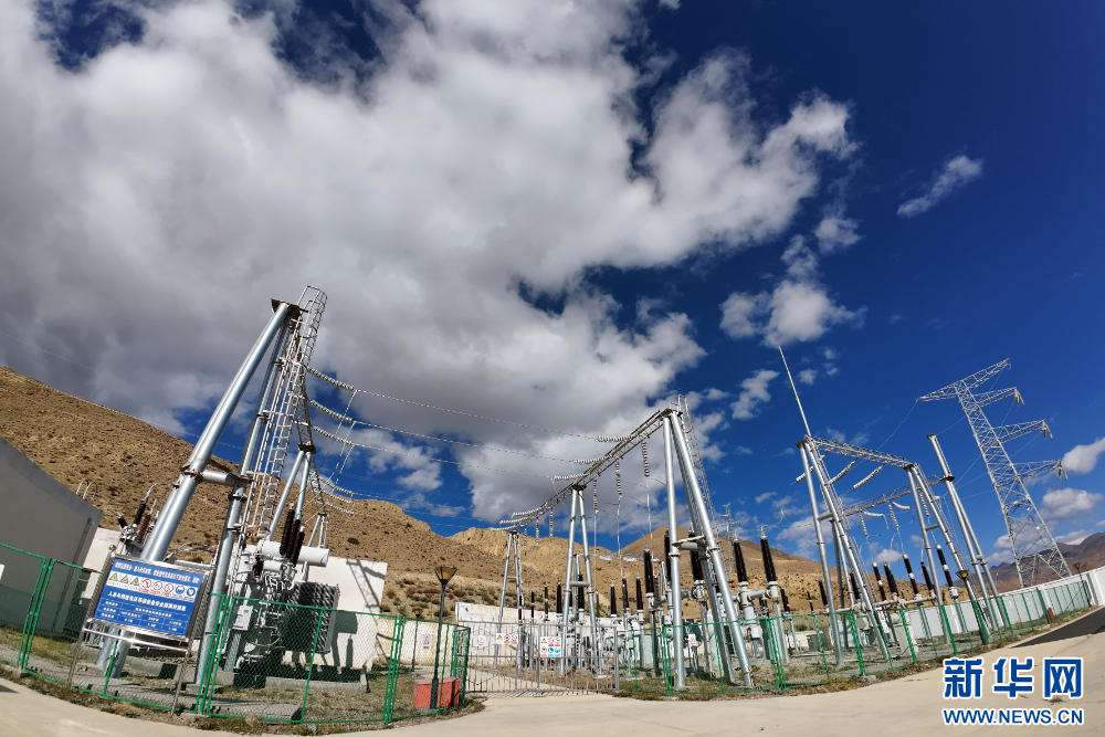110千伏协合措美县20兆瓦（MW）并网光伏电站。新华网 旦增努布 摄
